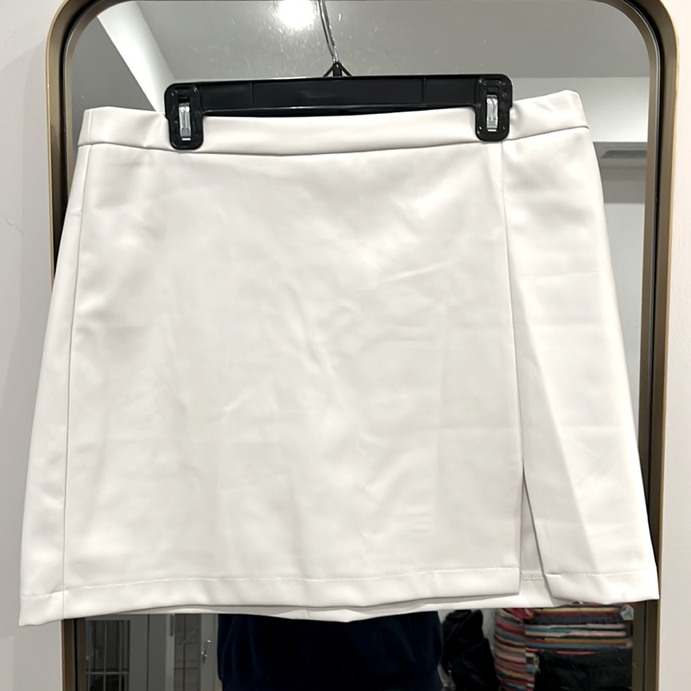White Vegan Leather Mini Skirt! NWT!! Abercrombie & Fitch! Size L.